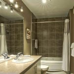 hebgementh-mont-sainte-anne-chalet-5-salle-de-bain-rez-de-chaussee